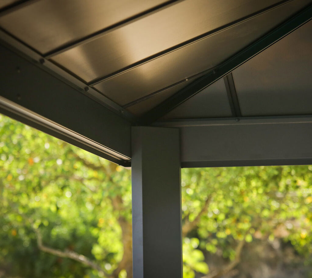 Altana-metalowa-Dallas-Palram-3-6-x-6-1-m (10) Altana-metalowa-Dallas-Palram-3-6-x-6-1-m narożnik 2