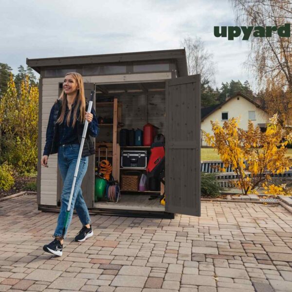 domek-na-narzedzia-upyard-17x2-m-szary osoba