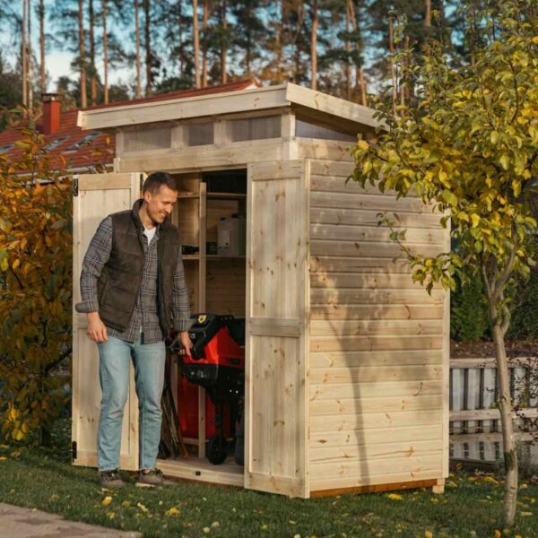 domek-narzedziowy-upyard-16x13-m-naturalny otwarta obok mężczyzna