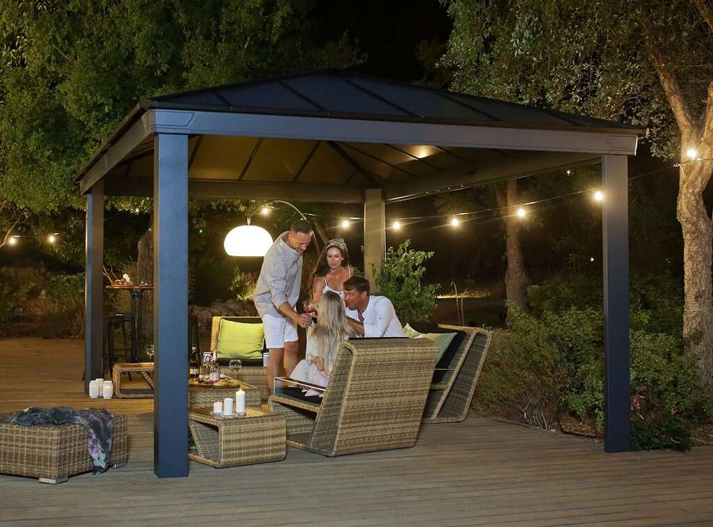 pal705938_palram_dallas altana aluminiowa 3,6x4,2m (2) pal705938_palram_dallas-altana-aluminiowa-36x42m po zmroku