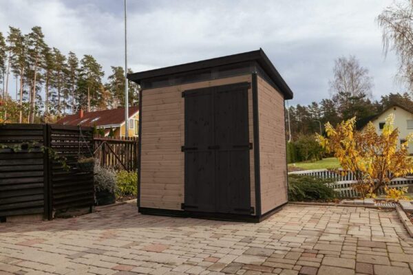 upyard-narzedziownia-domek-na-narzedzia-17x2-brazowy zamknięta