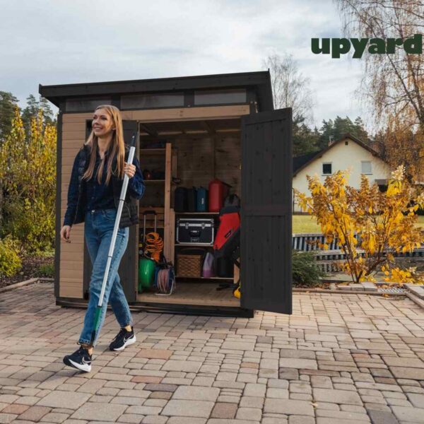 upyard-narzedziownia-domek-na-narzedzia-17x2-brazowy szopka w użytkowani
