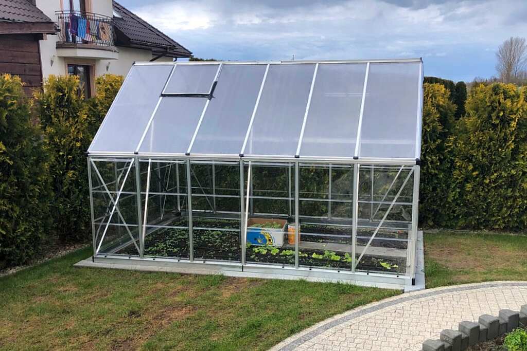 Szklarnia-poliweglanowa-Balance-2-44-x-3-67-m-Palram aluminiowa (13) Szklarnia-poliweglanowa-Balance-2-44-x-3-67-m-Palram aluminiowa widok z boku