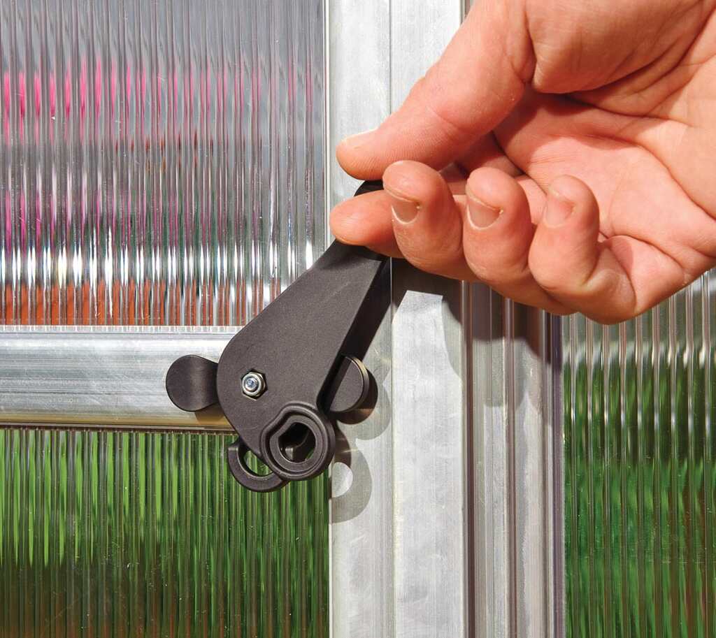 Szklarnia-z-poliweglanu-6mm Bella-2,4x2,4 m (6) Szklarnia-z-poliweglanu-6mm-Bella-24x24-m zamknięcie nna kłódke