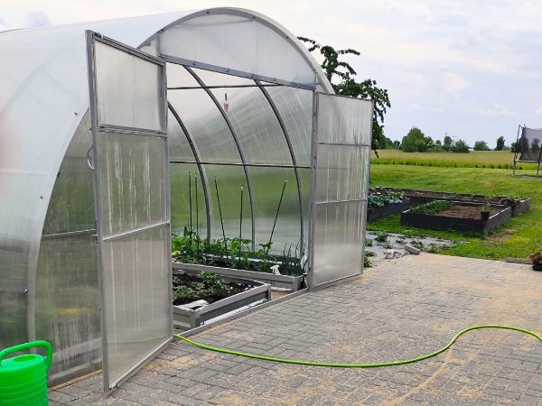 szklarnia-zofia szerokość 4 m poliwęglan komorowy 6mm front z otwartymi drzwiami