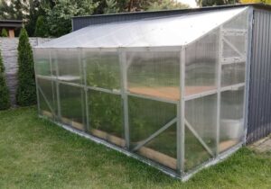 szklarnia-przyscienna-z-poliweglanu-6mm-profil-40x40mm bok2