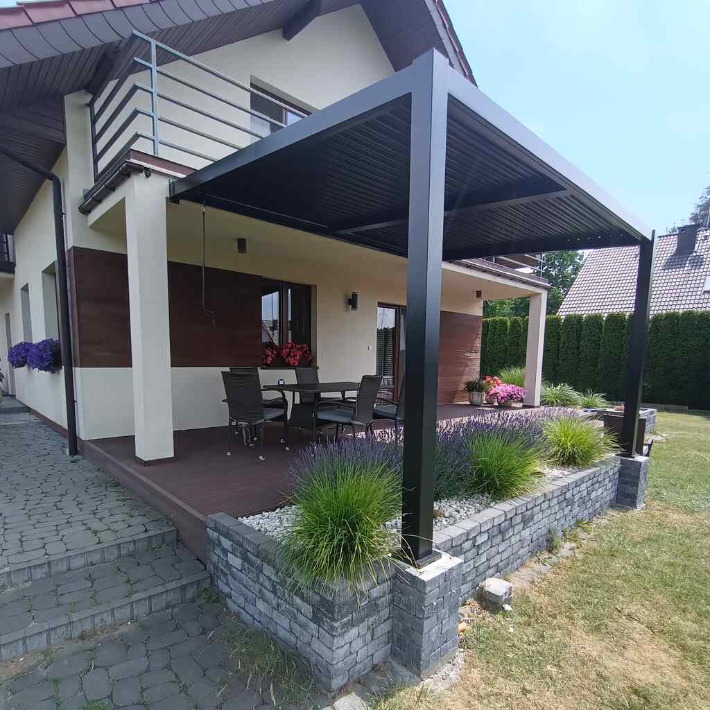 pergola-tarasowa-3x4-m-Hana-Sojag-przyscienna-pergola-ogrodowa na zywo
