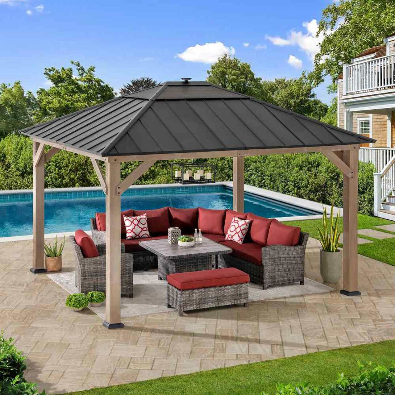 A102005891_altana-ogrodowa-Sunjoy-33x39-m-solar-LED-cedr-drewno-ze-swietlikiem na tarasie