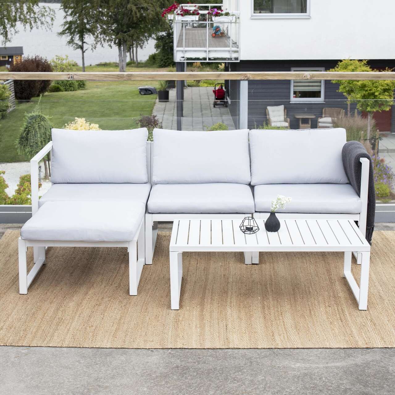 Venture-Home-Salvador-9555-400-naroznik-ogrodowy-ze-stolikiem-kawowym-aluminium-bialy na tarasie