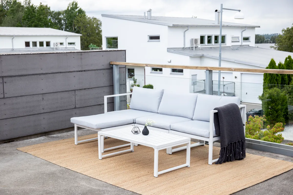 Venture-Home-Salvador-9555-400-naroznik-ogrodowy-ze-stolikiem-kawowym-aluminium-bialy aranzacja na tarasie
